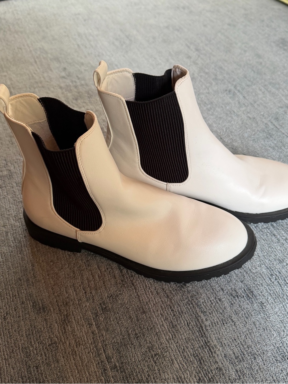 Altar'd State Womens White Pull On Boots Black Elastic Ankle Boots Size 8.5 New